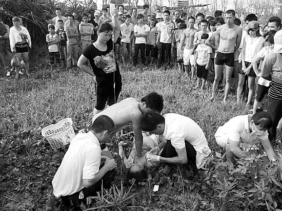 ��������2�r�S�������Sĳ����ɂ�Ů����婽��^(q��)��ɽ����߅��Ӿ�������Ů�������˾�����СŮ�������ϰ�����һŮ���Sĳ�����(j��ng)���t(y��)Ժ���ȟoЧ�������D���t(y��)��(w��)�ˆT�ں�����Ů���M�Г����� һ�� �z